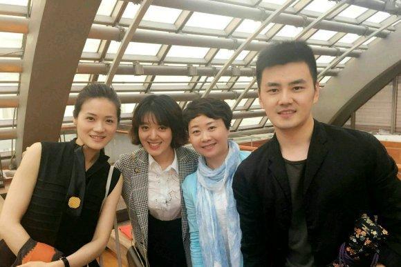 新闻联播33岁新主持严於信颜值爆表琴棋书画样样精戴钻戒名草有主