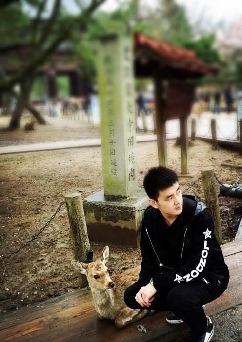 《新闻联播》33岁新主持严於信颜值爆表,琴棋书画样样精,戴钻戒名草有