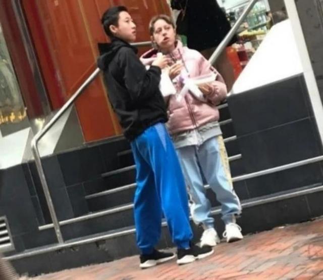 吴卓林|吴绮莉曝小龙女近况：勤劳工作养太太，曾辟谣成龙付四千万抚养费