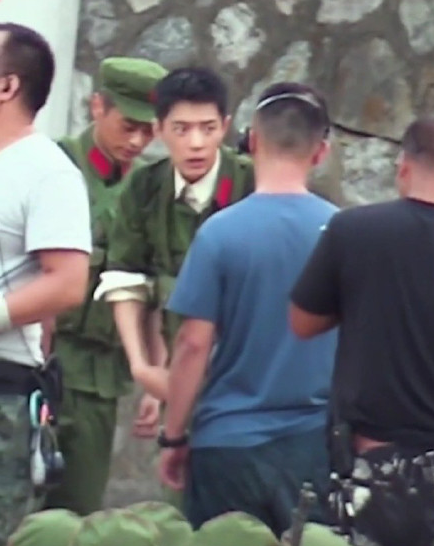 肖战|肖战来买单了！低调请《王牌》剧组全体群演和粉丝喝饮料，太暖心