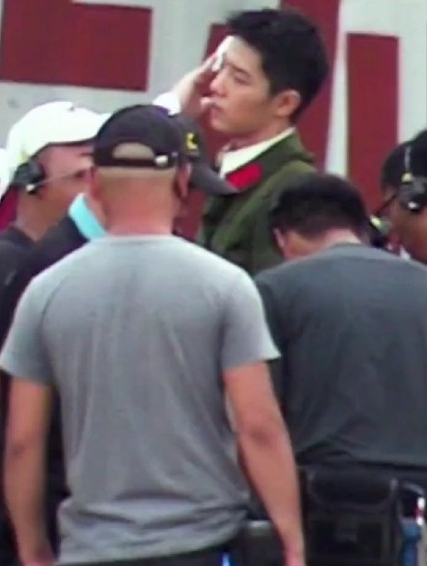 肖战|肖战来买单了！低调请《王牌》剧组全体群演和粉丝喝饮料，太暖心