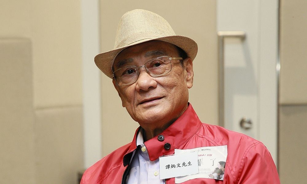 谭炳文安葬后再掀"波澜"!女歌手参加缨红宴,打卡举v微笑合影