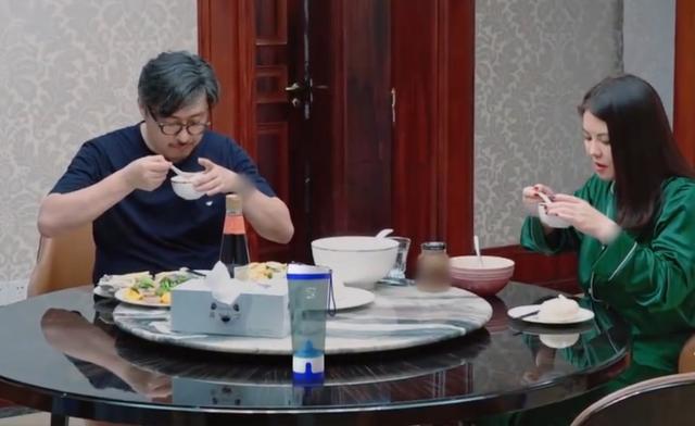 李湘|李湘太有趣了，直播间见到美食瞬间成吃货，减肥被抛在了脑后