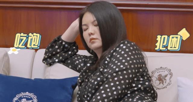 李湘|李湘太有趣了，直播间见到美食瞬间成吃货，减肥被抛在了脑后