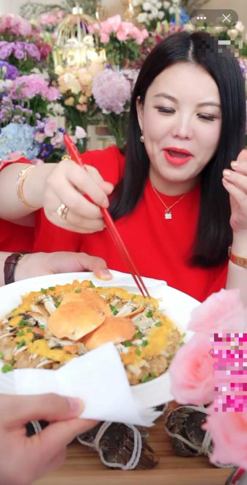 李湘|李湘太有趣了，直播间见到美食瞬间成吃货，减肥被抛在了脑后