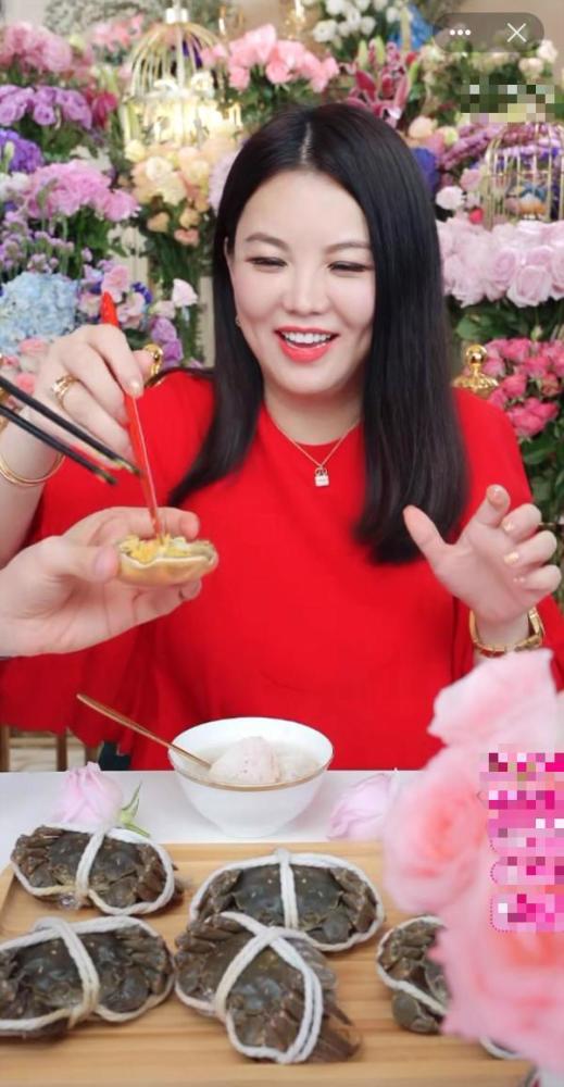 李湘|李湘太有趣了，直播间见到美食瞬间成吃货，减肥被抛在了脑后