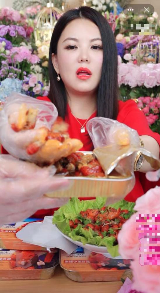 李湘|李湘太有趣了，直播间见到美食瞬间成吃货，减肥被抛在了脑后