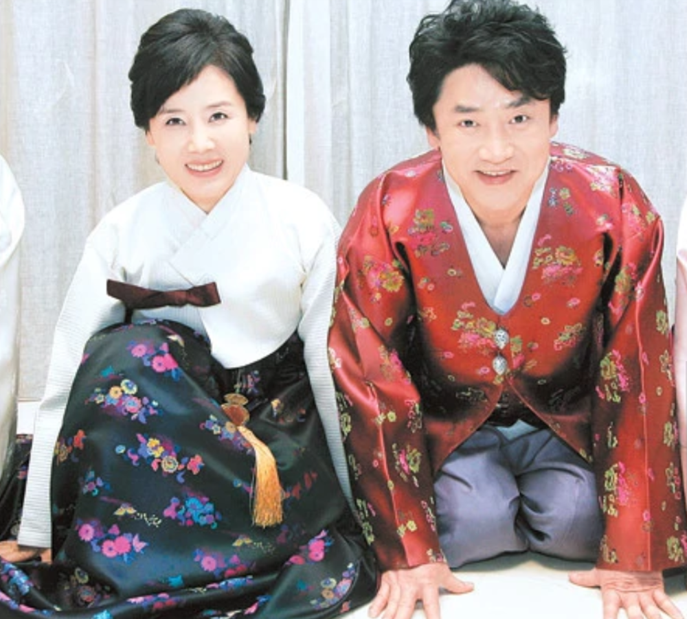 目前已经确定演出《我们离婚了》的离异夫妻是现年70岁的男星李英河和
