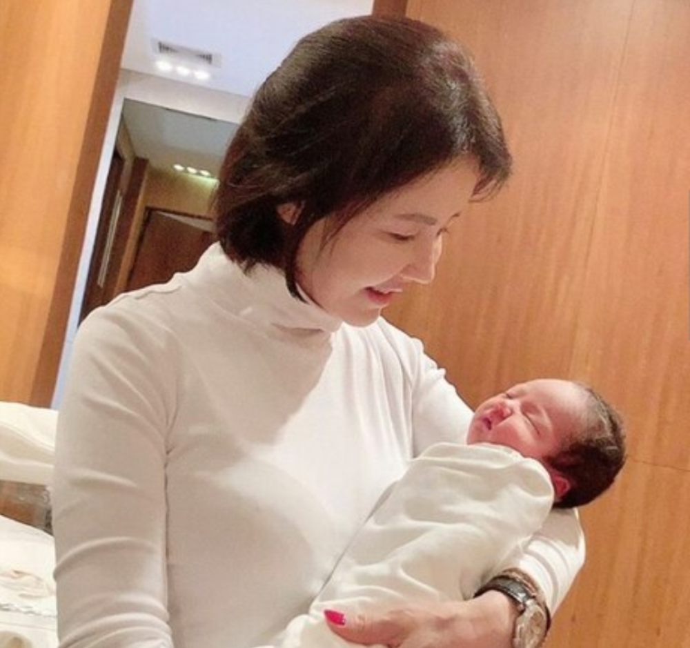 目前已经确定演出《我们离婚了》的离异夫妻是现年70岁的男星李英河和