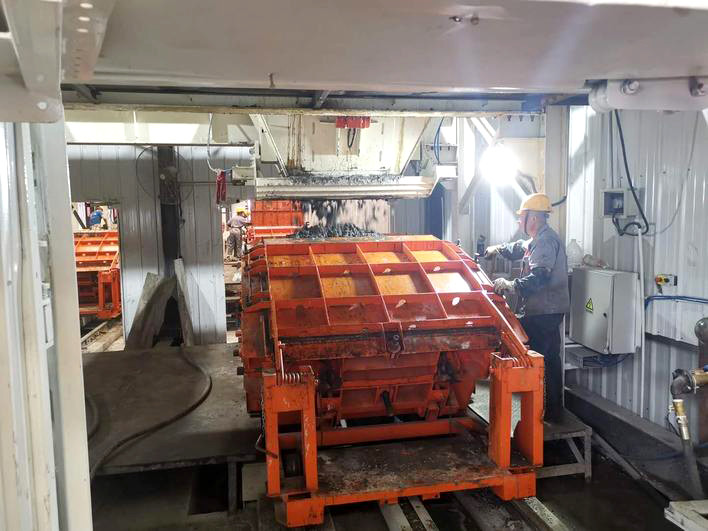 工人正在生产地铁管片.