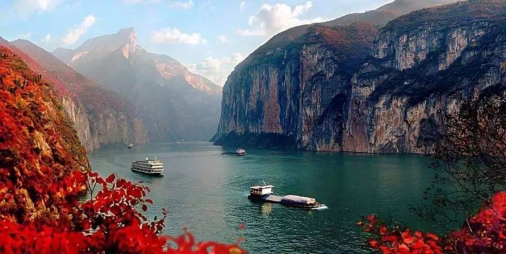 三峡最值得一看的红叶都集中在了沿江的两侧，尤以巫峡段的景色最为壮观。