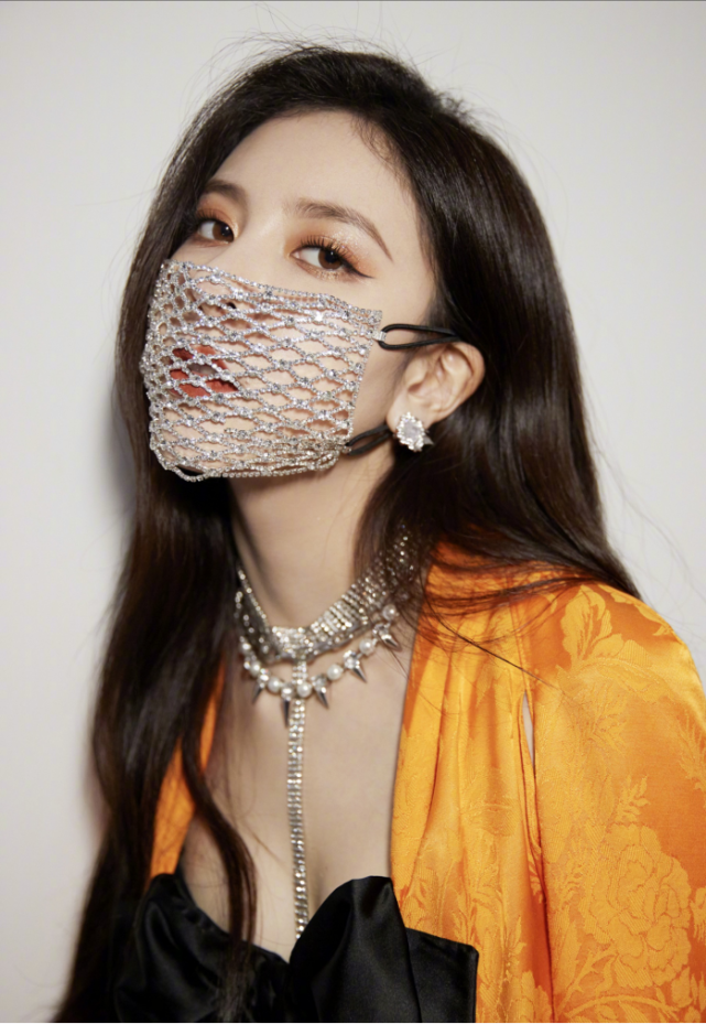 宋妍霏这次造型真是豪气!戴钻石口罩穿亮橘色套装闪亮夺目,美呆了