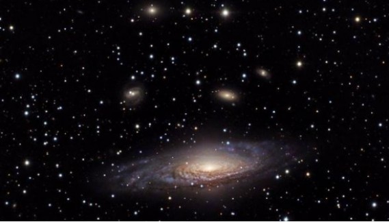 xmm-2599|天文现象观测到一个奇怪的星系，体积非常庞大，却安静得可怕