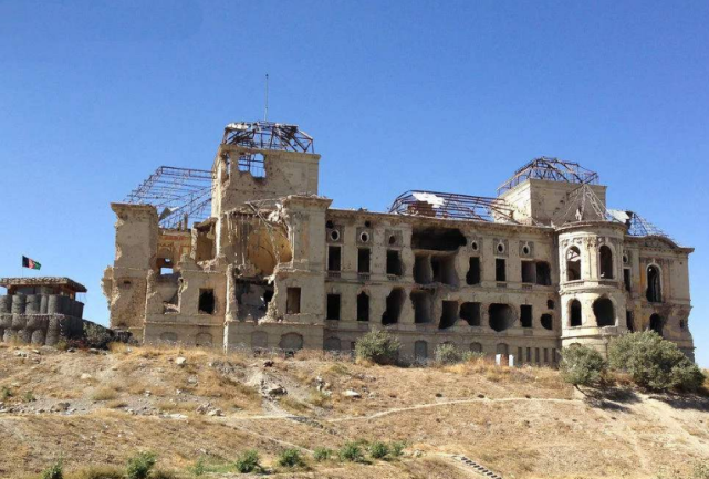 作为阿富汗总统的住处,自然防御措施十分严密,整个达鲁阿曼宫的墙壁