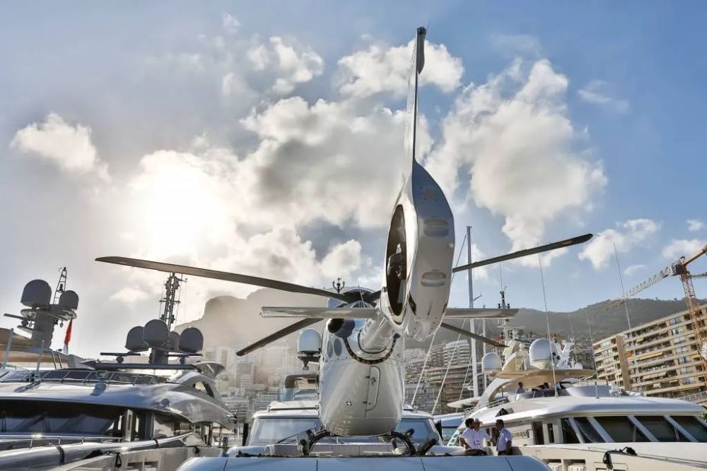 超级游艇上的豪华直升机67飞得更高