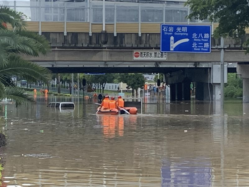 只能携带舟艇以及水域救援装备,徒步前往鹤洲桥底积水中搜救被困人员