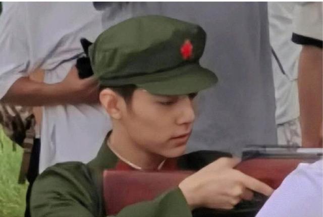 肖战|为防路透，肖战想出“绝招”，与《王牌》粉丝群演的互动十分暖心