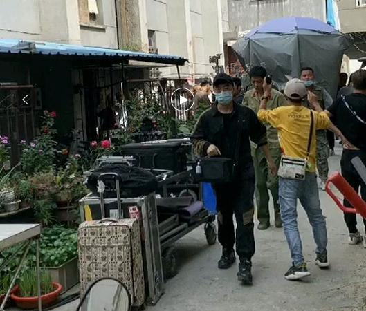 肖战|为防路透，肖战想出“绝招”，与《王牌》粉丝群演的互动十分暖心