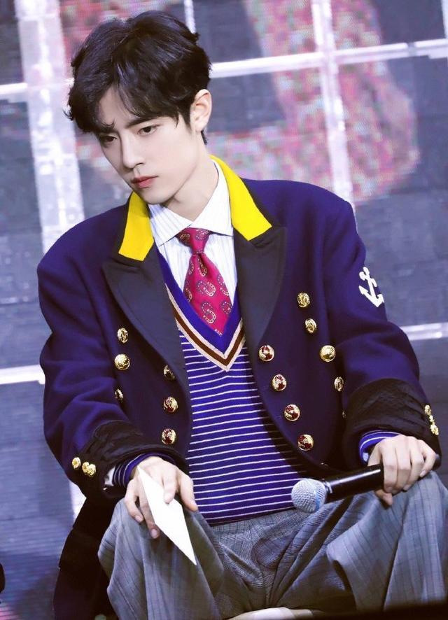 肖战|为防路透，肖战想出“绝招”，与《王牌》粉丝群演的互动十分暖心