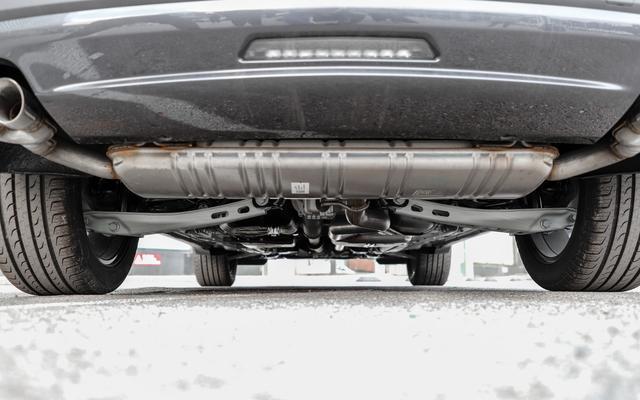 底盘方面,探界者采用了前后独悬结构,在rs的中高配车型上加入了适时