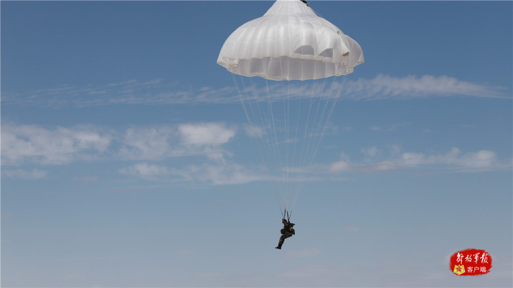 陆军某特战旅首次高原大飞机跳伞