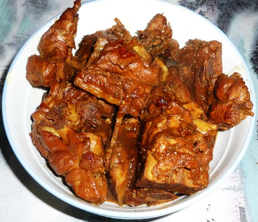 学着做餐厅的酱烧猪骨出品饱满多汁肉质软烂勾起人的食欲