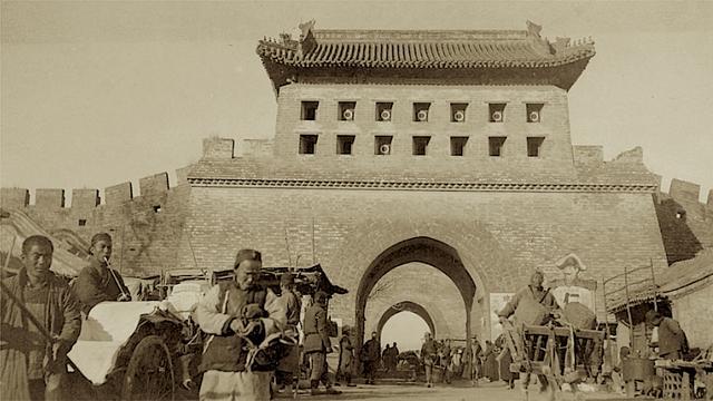 西便门|北京老照片1916年，京城城墙的东南角楼，西便门外百姓生活！
