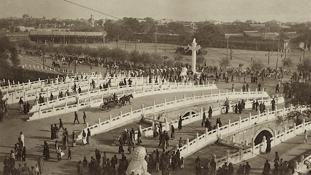 西便门|北京老照片1916年，京城城墙的东南角楼，西便门外百姓生活！