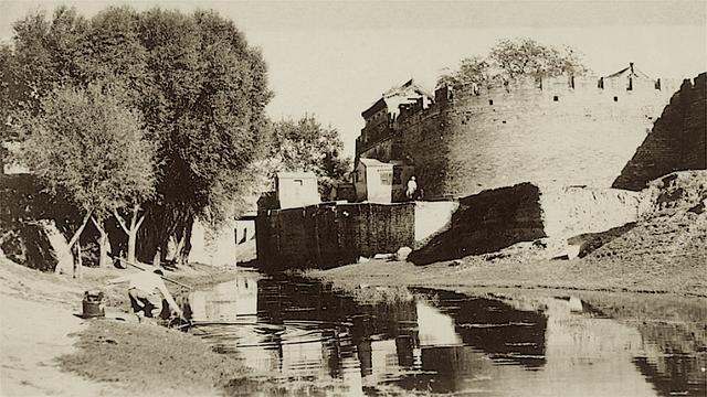 西便门|北京老照片1916年，京城城墙的东南角楼，西便门外百姓生活！