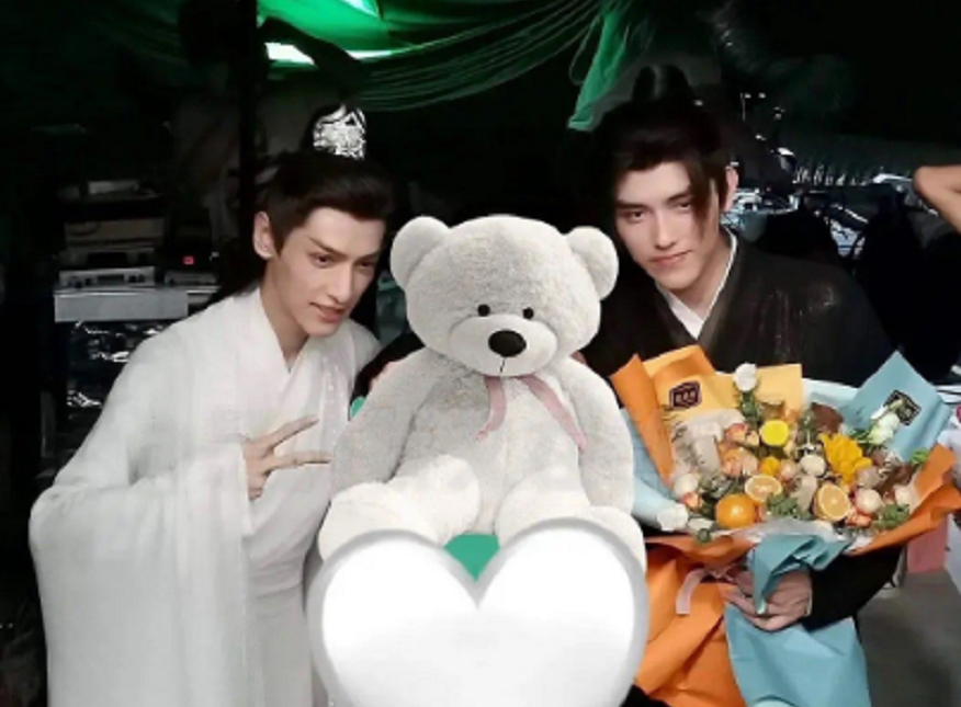 故意的?《皓衣行》导演发布杀青合照,双男主无修图颜值差距大