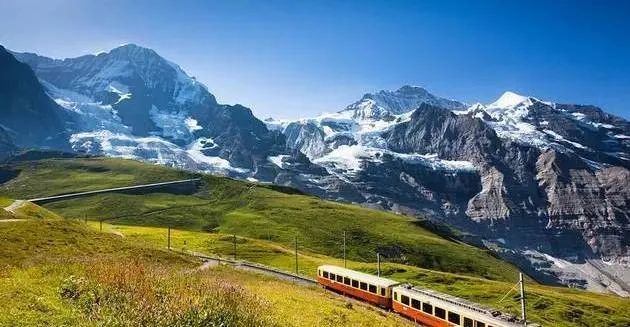 阿尔卑斯山景色十分迷人 是世界著名的风景区和旅游胜地 腾讯新闻