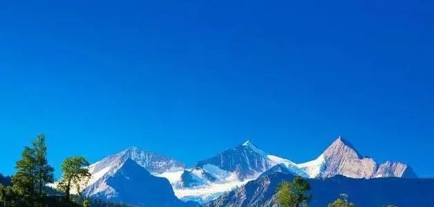 阿尔卑斯山景色十分迷人 是世界著名的风景区和旅游胜地 瑞士 马特洪峰 欧洲 风景 阿尔卑斯山脉 旅游胜地