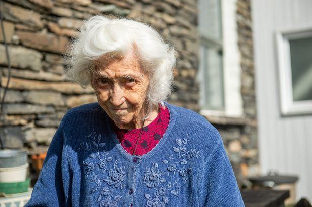 英国百岁老人在百年老房子庆生一百年来从未离开