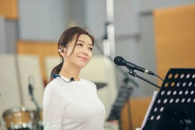 江珊|靳东与大9岁的江珊同居5年后，为何却娶了二婚的李佳？