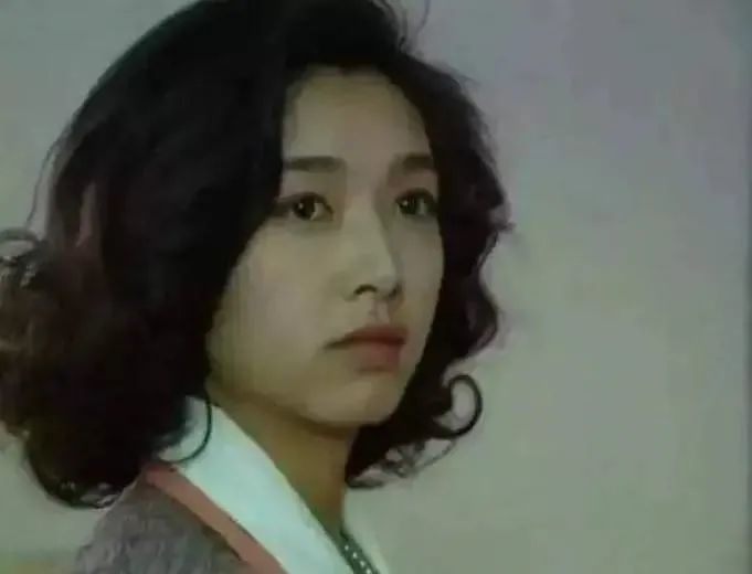 江珊|靳东与大9岁的江珊同居5年后，为何却娶了二婚的李佳？