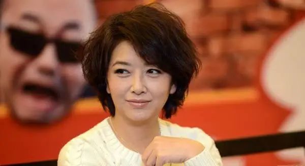 江珊|靳东与大9岁的江珊同居5年后，为何却娶了二婚的李佳？