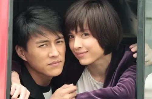 江珊|靳东与大9岁的江珊同居5年后，为何却娶了二婚的李佳？