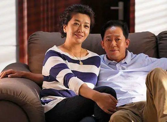 江珊|靳东与大9岁的江珊同居5年后，为何却娶了二婚的李佳？