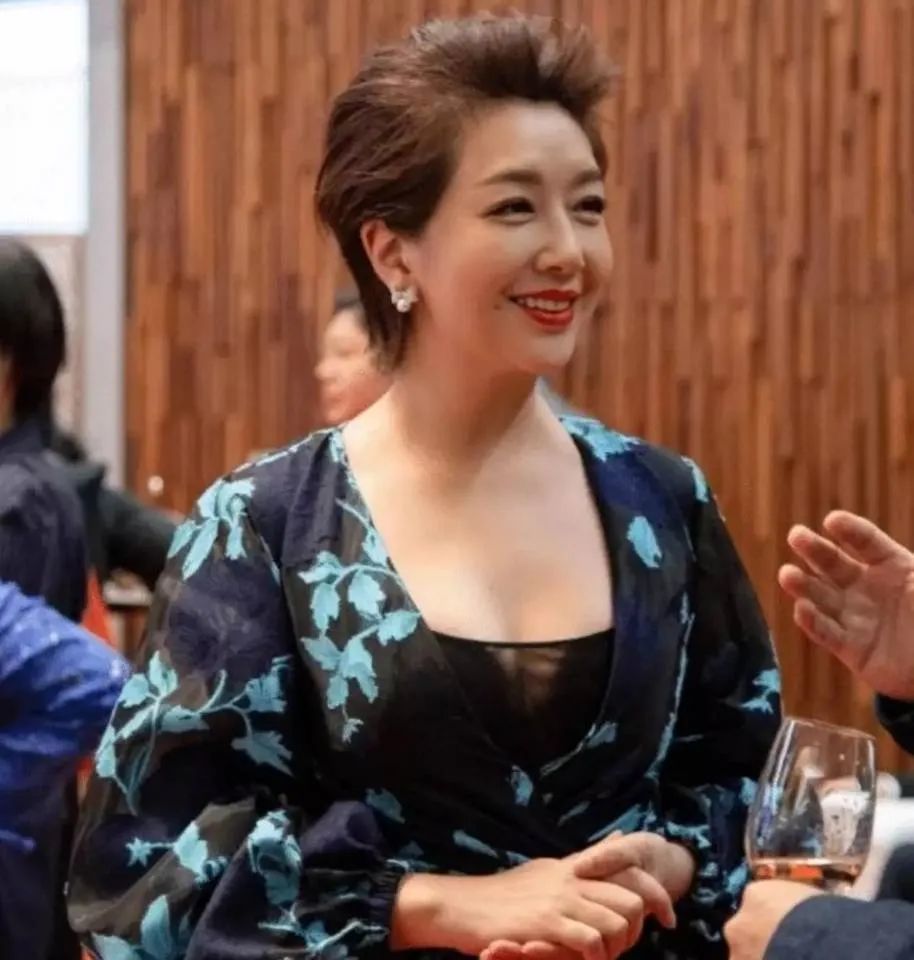 江珊|靳东与大9岁的江珊同居5年后，为何却娶了二婚的李佳？