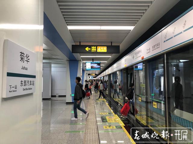 昆明地铁6号线全线通车幸运游客当天尝鲜去坐飞机