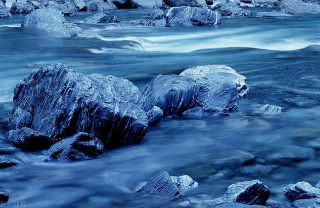 地球上的水|为啥水在地球上几十亿年都没有过期，装在瓶子里后却有了保质期？