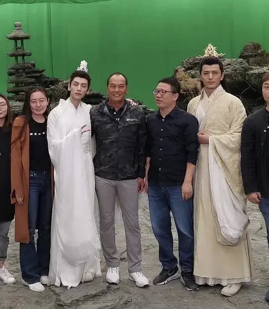 皓衣行|《皓衣行》导演晒演员杀青生图，未给罗云熙修图招致粉丝疯狂辱骂，无奈删博