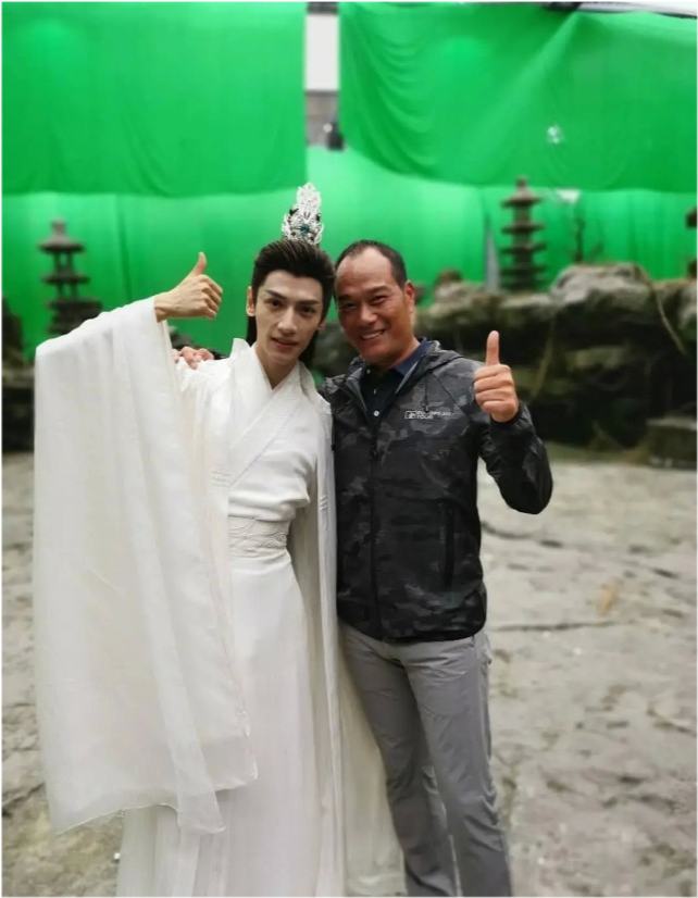 皓衣行|《皓衣行》导演晒演员杀青生图，未给罗云熙修图招致粉丝疯狂辱骂，无奈删博