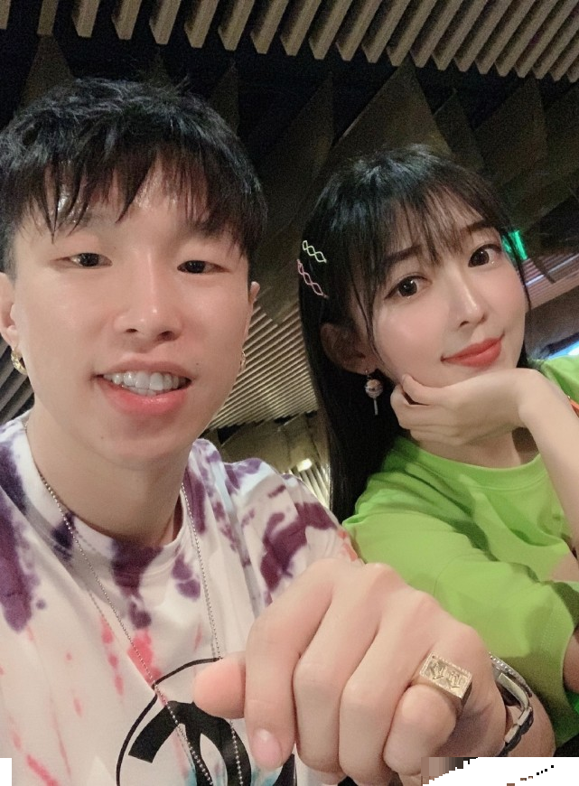 都说烧饼是德云社第一丑直到看清他老婆的正脸我羡慕了