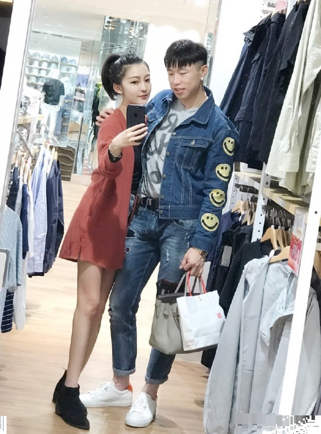 从"烧饼"朱云峰在社交平台上分享出来的与老婆郭柯彤私下里日常生活照