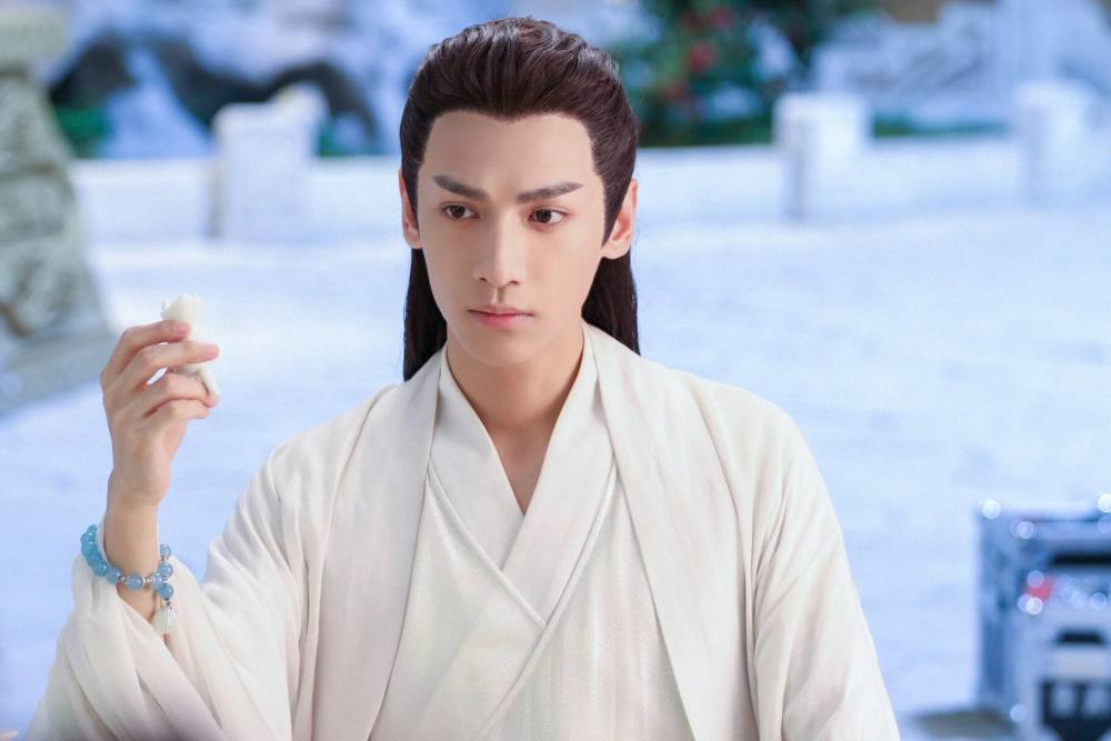 皓衣行|《皓衣行》导演晒演员杀青生图，未给罗云熙修图招致粉丝疯狂辱骂，无奈删博