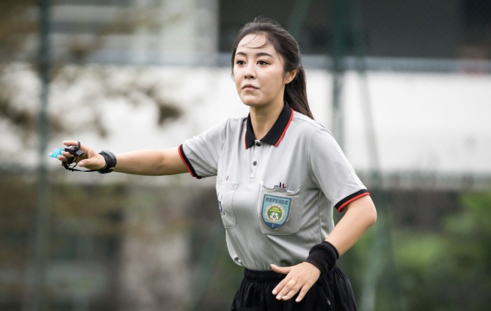 不让须眉的女裁判也在金山杯的开赛首日瞬间成为了"网红级"的裁判员