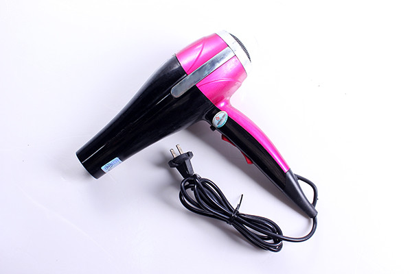 吹风机|洗完头后，是用吹风机好，还是自然风干好？很多人都做错了