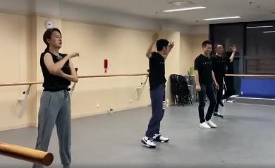 尼格买提|撒贝宁被大高个包围，满脸写着不开心，尼格买提：有些C位不值得