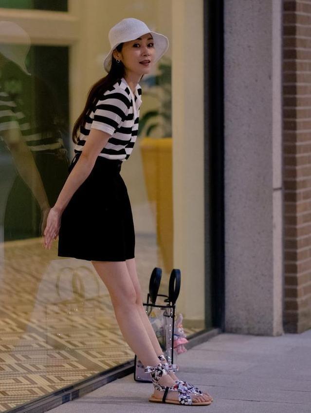 万绮雯还是那么美,50岁的她戴渔夫帽秀美腿,印花凉鞋点亮全身